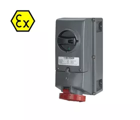 Die CEE-ATEX-Sicherheitssteckdose mit 63 A und integriertem Sicherungsträger ist für zuverlässige Stromanschlüsse in staubexplosionsgefährdeten Industriebereichen ausgelegt. Die mechanische Verriegelung mit Lasttrennschalter verhindert das Einstecken und Trennen der Steckverbindung unter Last. Dadurch wird die Bedienung sicherer und das Risiko unbeabsichtigter Schaltvorgänge reduziert.<br><br>Der integrierte Sicherungsträger ermöglicht die Aufnahme geeigneter Sicherungseinsätze direkt in der Steckdose. So lässt sich die elektrische Absicherung in die Anschlusslösung integrieren. Die benötigten Sicherungen sind nicht im Lieferumfang enthalten und müssen entsprechend den Anforderungen der Installation ausgewählt werden.<br><br>Das robuste Gehäuse aus glasfaserverstärktem Polyester (GRP) bietet eine hohe mechanische Widerstandsfähigkeit und ist für die feste Aufputzmontage vorgesehen. Dank der Schutzart IP66 ist die Steckdose staubdicht und gegen starkes Strahlwasser geschützt. Ein abschließbarer Betätigungsgriff ermöglicht es, die Steckdose gegen unbefugte Bedienung zu sichern.<br><br>Die Sicherheitssteckdose entspricht der ATEX-Gerätekategorie II 2D und ist für entsprechend klassifizierte Staub-Ex-Zonen 21 und 22 vorgesehen. Die Kombination aus mechanischer Verriegelung, Lasttrennschalter und Sicherungsträger bietet eine durchdachte Anschlusslösung für industrielle Anwendungen mit besonderen Anforderungen an den Explosionsschutz. Die Eignung ist anhand der jeweiligen Einsatzbedingungen und Montagevorgaben zu prüfen.<br><br><strong>Anwendung:</strong> Für ortsfeste Stromanschlüsse an Maschinen, Produktionsanlagen und elektrischen Verteilungen in staubexplosionsgefährdeten Bereichen. Typische Einsatzgebiete sind Mühlen, die Lebensmittel- und Futtermittelindustrie sowie Anlagen zur Verarbeitung von Pulvern und Schüttgütern.